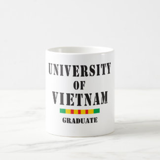 Universiteten av den Vietnam studenten stencilerar Kaffemugg