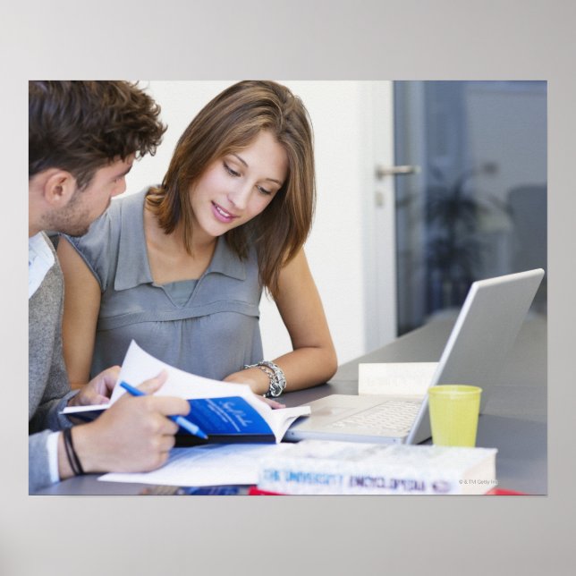 Universiteten studenter med bärbar dator i klassru poster (Framsidan)