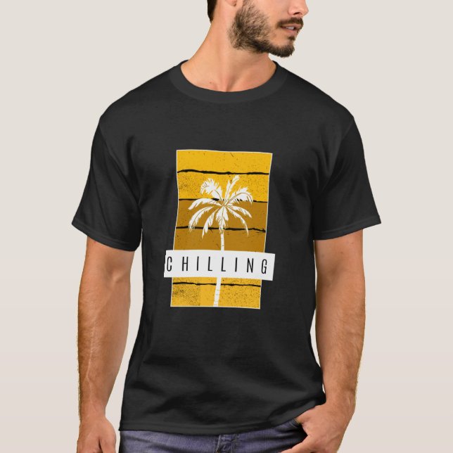 University Varsity-Gold Chilling University Varsit T Shirt (Framsida)