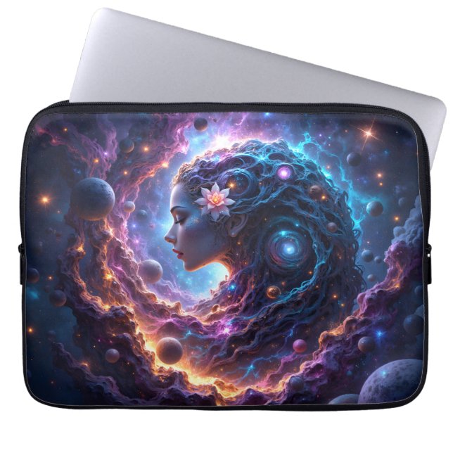 Universums Moder – Hon Som Drömmer Stjärnorna. Laptop Fodral (Framsidan)