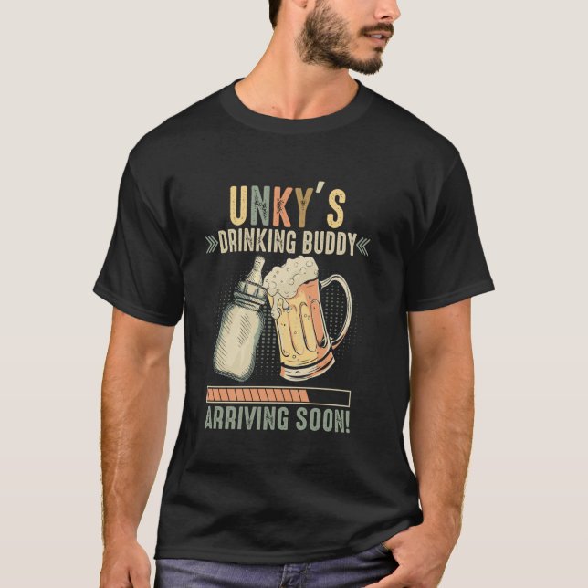 Unkys drickeskompis anländer snart för att bli far t shirt (Framsida)