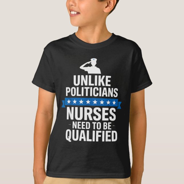 Unlike Liticians Nurses Need To Be Qualified Sarca T Shirt (Framsida)