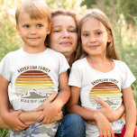 Unset Family Reunion Anpassningsbar Mountains Kids T Shirt<br><div class="desc">Denna vintage av orangen i coola över rocky mountains i naturen gör en underbar bild av en uppsättning anpassade t-shirts för familjeåterförening,  landsväg resa eller sommarsemester. Minneshögtid din helgdag vecka med matchande åtgärder för dina barn. Lägg bara till ditt eget efternamn och året med vår anpassning till verktyg.</div>
