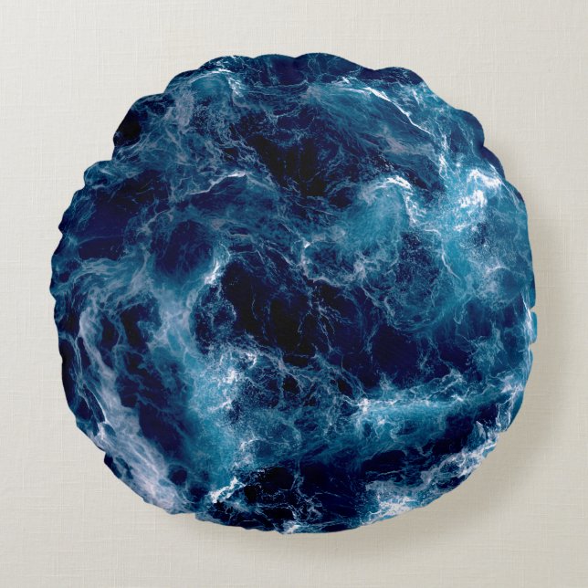 Untamed Sea Churn Rund Kudde (Framsidan)