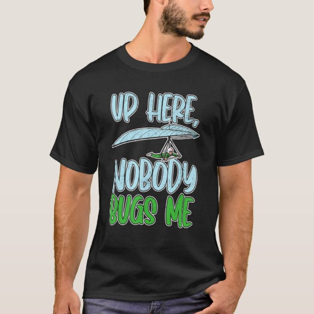 Up Here, Nobody Bugs Me Paragliding paragliders T Shirt (Framsida)