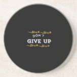 Upp inte Ge - fetstilt motiv för offertdesign för Underlägg<br><div class="desc">Låt detta kraftfulla citat "Ge inte upp" vara din dagliga inspirationsdos. Perfekt till dem som aldrig slutar jaga sina drömmar - oavsett hur tuff väg får. Oavsett om du köper för dig själv eller som en gåva till någon som behöver uppmuntran ger den här djärva designen ett tydligt budskap: behållan...</div>
