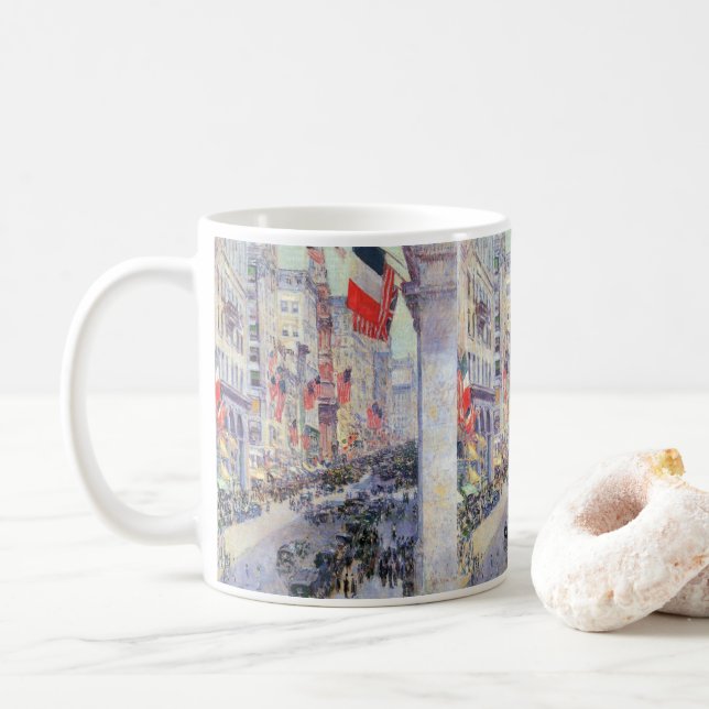 Upp på Avenue från 34th Street, maj 1917 av Hassam Kaffemugg (Med munk)