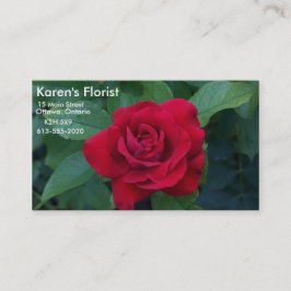 Uppåt röd ros nära visitkort
