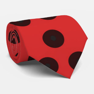 Uppdatering av rött med svart/svart polkadot-titet slips