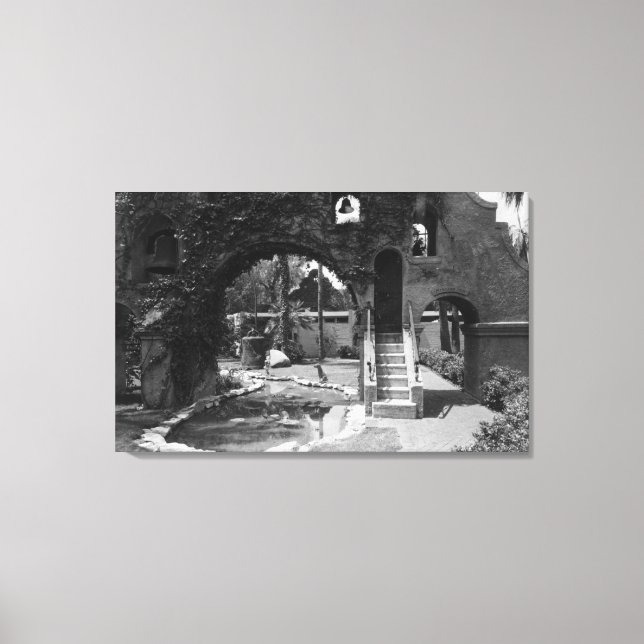 Uppdrag Inn Courtyard of Riverside, CA-foto Canvastryck (Framsida)