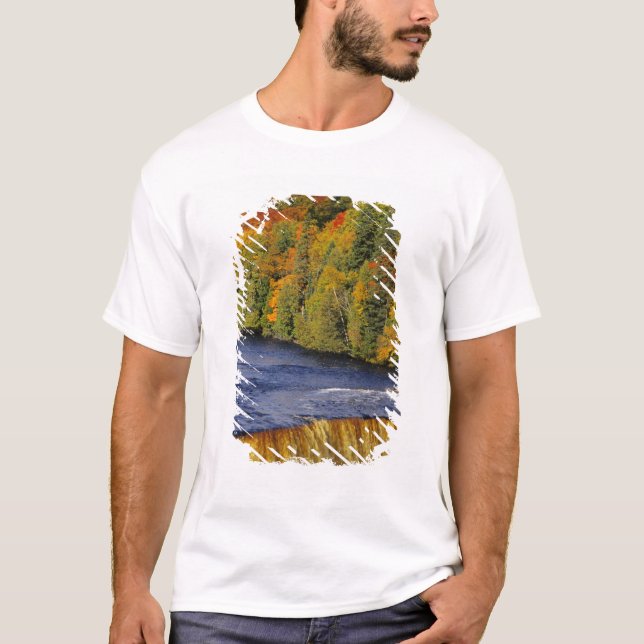 Upper Tahquamenon Falls in UP Michigan in T Shirt (Framsida)