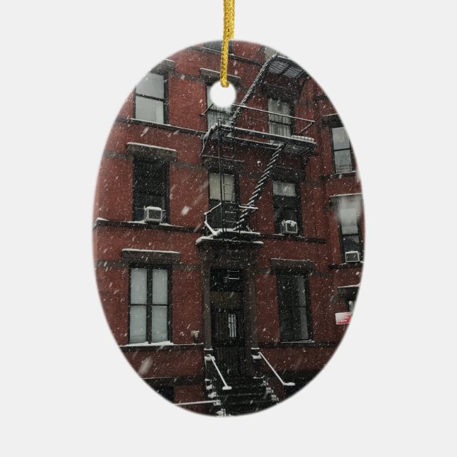 Upper Väster Brownstone Fire Escape NYC Snö Julgransprydnad Keramik (Framsidan)