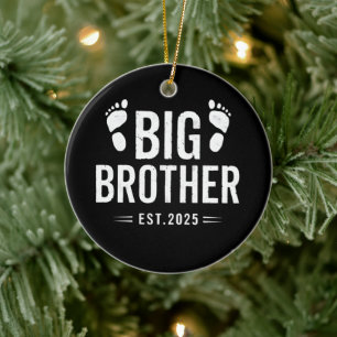 Uppflyttad till Big Brother Est. 2025 Baby Annonse Julgransprydnad Keramik