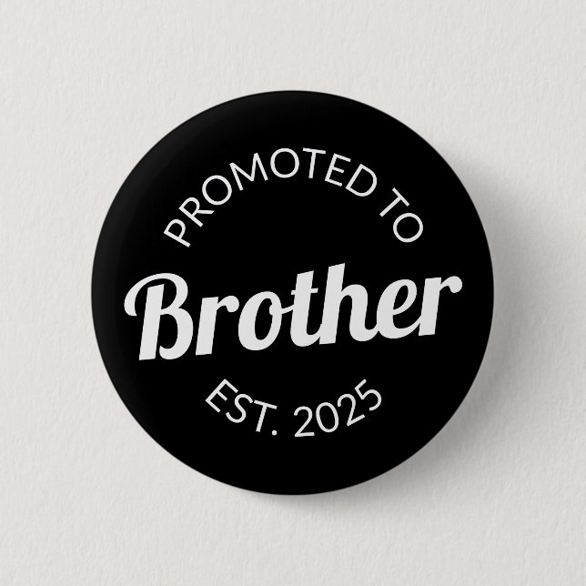 Uppflyttad Till Bror Est. 2025 I Knapp (Framsida)