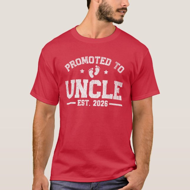 Uppflyttad till Farbror est. 2026 Bebis Tillkännag T Shirt (Framsida)