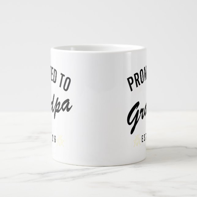 Uppflyttad till Farfar Est. 2026 Jumbo Mugg (Framsidan)