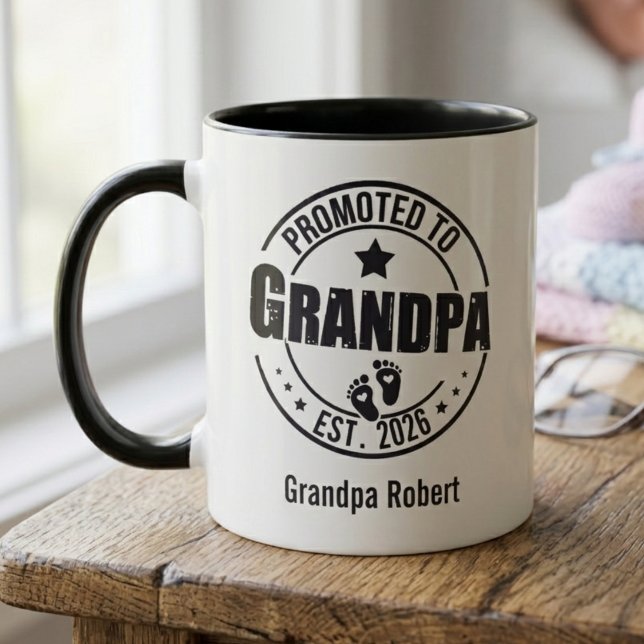 Uppflyttad till farfar Ny bebis-anmälan Mugg (New grandfather announcement design — perfect baby shower gift idea.)