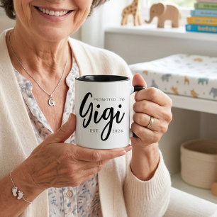 Uppflyttad till Gigi Elegant EST År Skrift Mugg