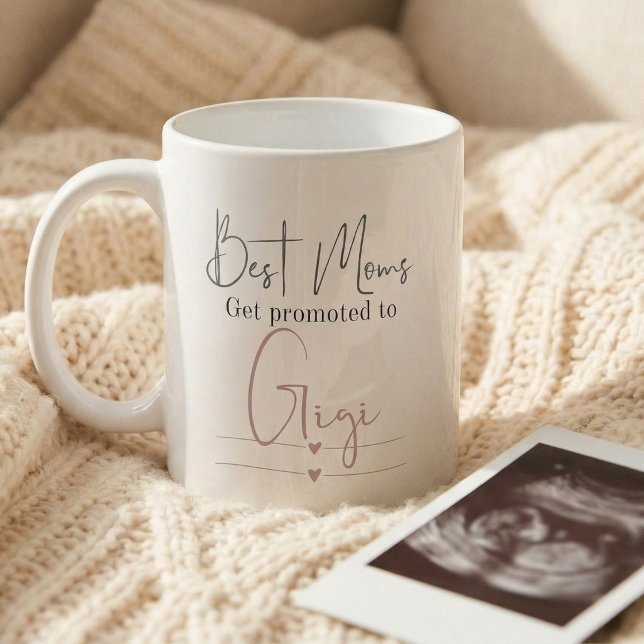 Uppflyttad till Gigi-gåva graviditetsannonsering Kaffemugg (Best moms get promoted to Gigi mug)