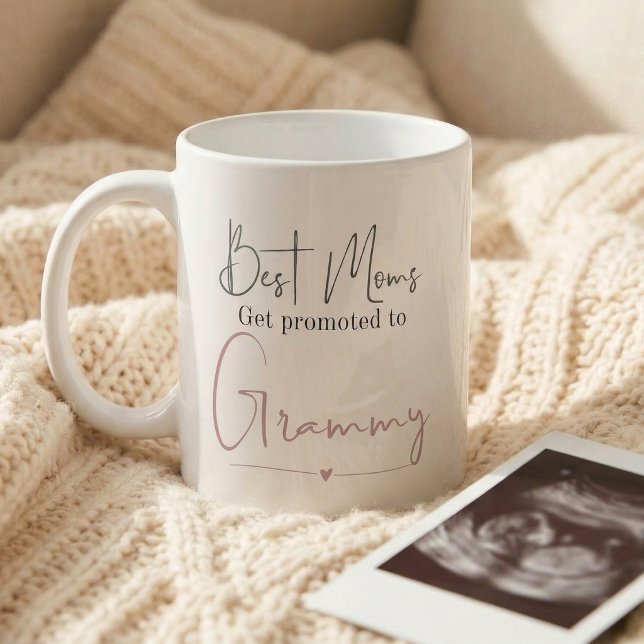Uppflyttad till Grammy-gåva graviditetsannonsering Kaffemugg (Best moms get promoted to Grammy mug)