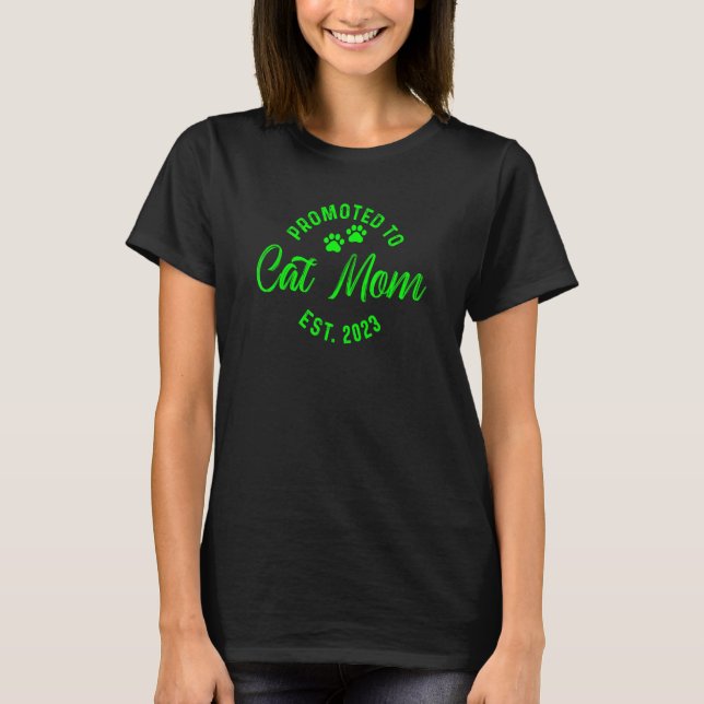 Uppflyttad till kattmamma 2023 16 t shirt (Framsida)