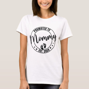 Uppflyttad till Mamma Est 2024 Graviditetsannonser T Shirt