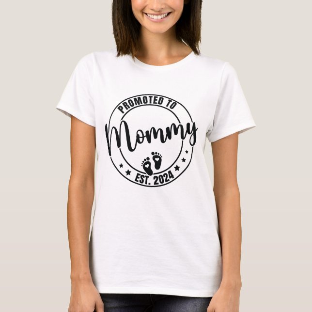 Uppflyttad till Mamma Est 2024 Graviditetsannonser T Shirt (Framsida)