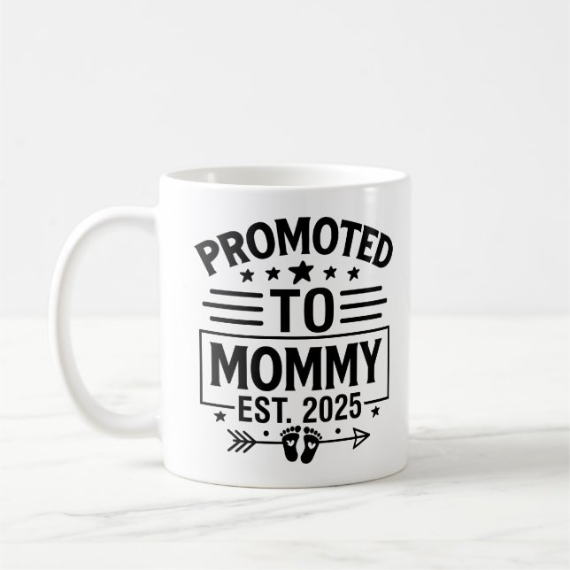 Uppflyttad till Mamma Est 2025, New mamma Mors dag Kaffemugg (Vänster)