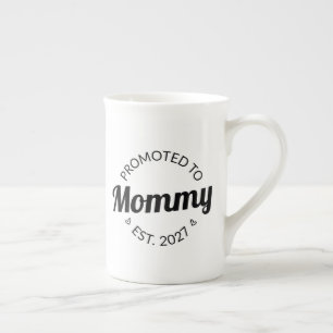 Uppflyttad till Mamma Est 2027 Ny Mamma Annonserin Benporslin Mugg