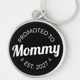 Uppflyttad till Mamma Est 2027 Ny Mamma Annonserin Rund Silverfärgad Nyckelring