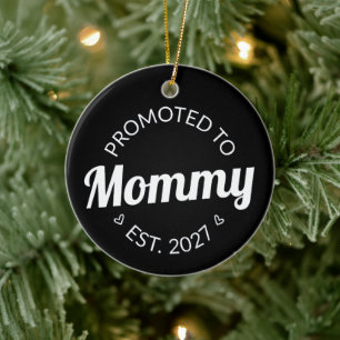 Uppflyttad till Mamma Est 2027 Ny Mamma Tillkännag Julgransprydnad Keramik