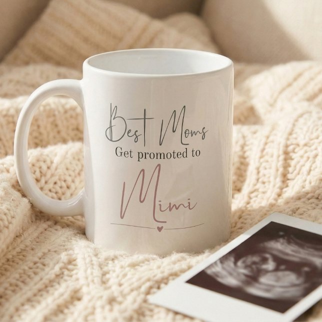 Uppflyttad till Mimi-gåva graviditetsannonsering Kaffemugg (Best moms get promoted to Mimi mug)