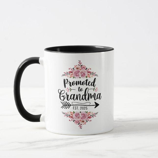 Uppflyttad till mormor 2025 graviditetsmeddelande mugg (Vänster)