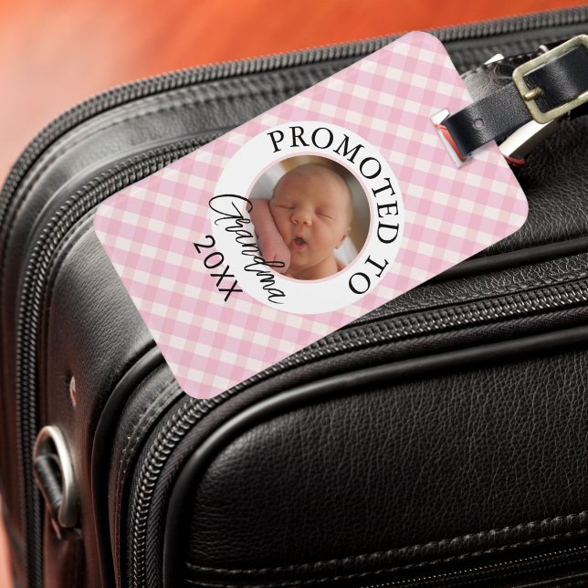 Uppflyttad till mormor anpassat år bebisfoto rosa bagagebricka (Skapare uppladdad)