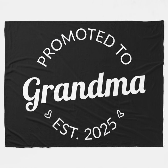 Uppflyttad till mormor Est. 2025 I Fleecefilt (Framsidan (Horisontell))