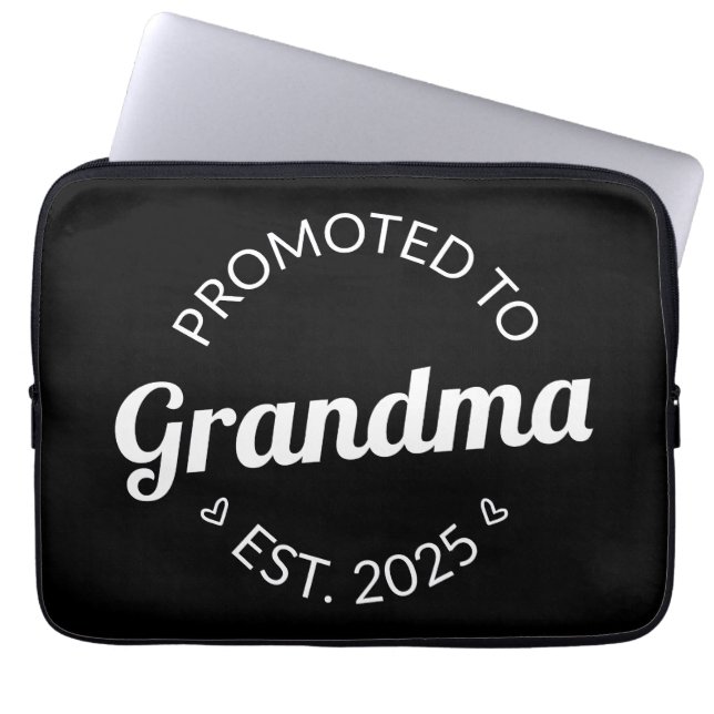 Uppflyttad till mormor Est. 2025 I Laptop Fodral (Framsidan)