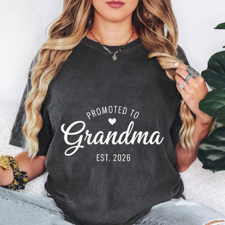 Uppflyttad till Mormor Est 2026 Hjärta T Shirt