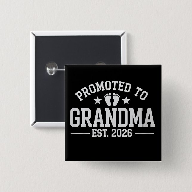 Uppflyttad till mormor est. 2026 Mormor Morföräldr Knapp (Framsida & baksida)