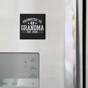 Uppflyttad till Mormor est. 2026 Mormor och Morfar Magnet