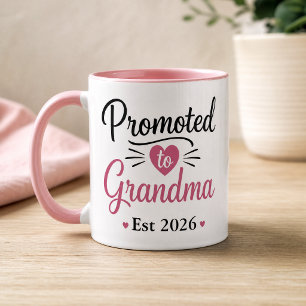 Uppflyttad till Mormor Est 2026 Rosa Hjärtat Mugg