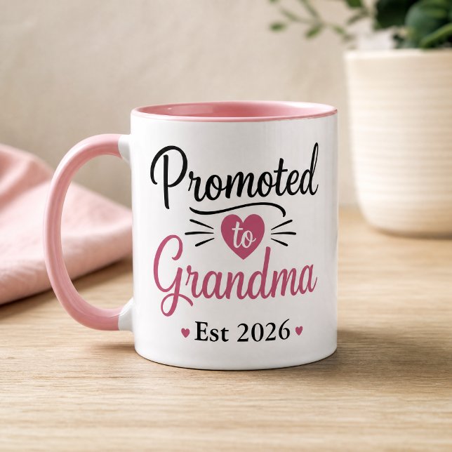 Uppflyttad till Mormor Est 2026 Rosa Hjärtat Mugg (Skapare uppladdad)