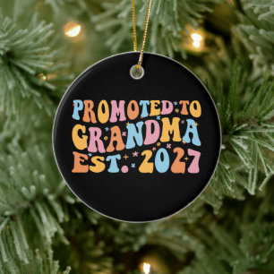Uppflyttad till mormor Est 2027 Ny mormor Julgransprydnad Keramik