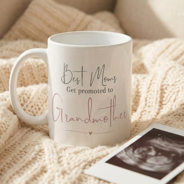 Uppflyttad till mormor graviditetsannonsering kaffemugg (Best moms get promoted to Grandmother mug
)