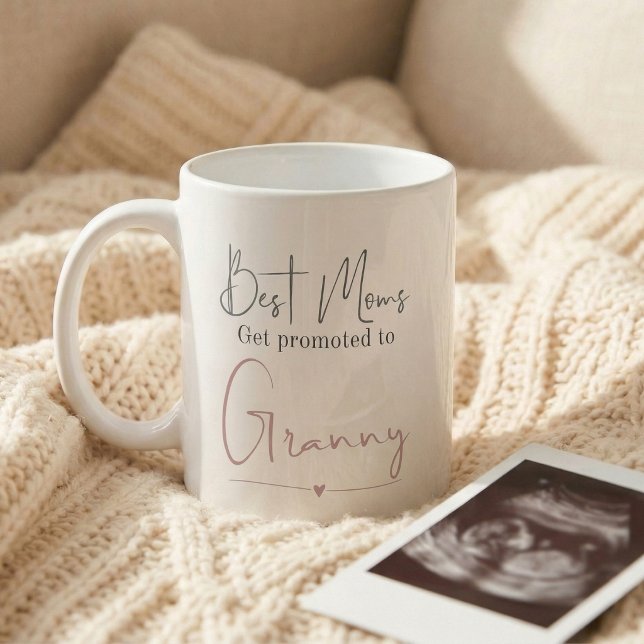 Uppflyttad till Mormors Graviditetsannonsering Kaffemugg (Best moms get promoted to Granny mug
)