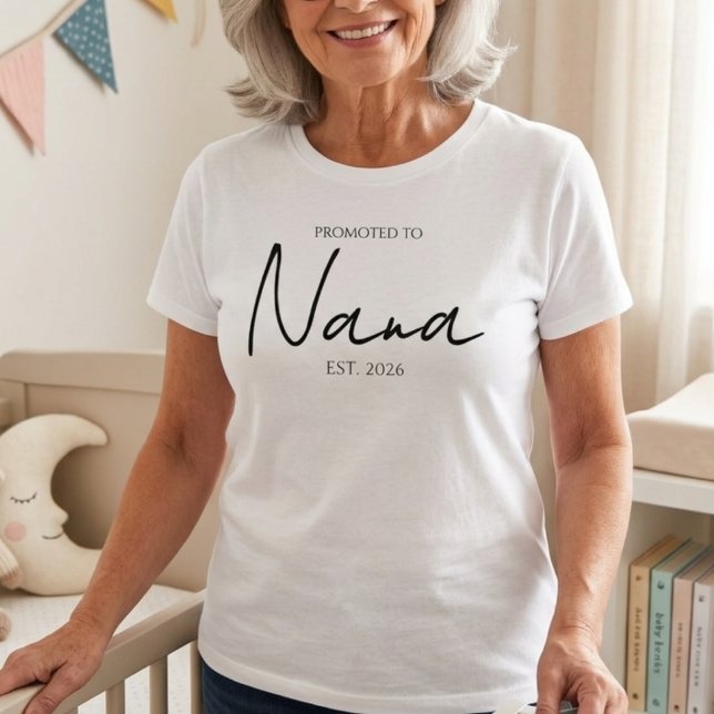 Uppflyttad Till Nana Klassisk ET År Design T Shirt (Skapare uppladdad)
