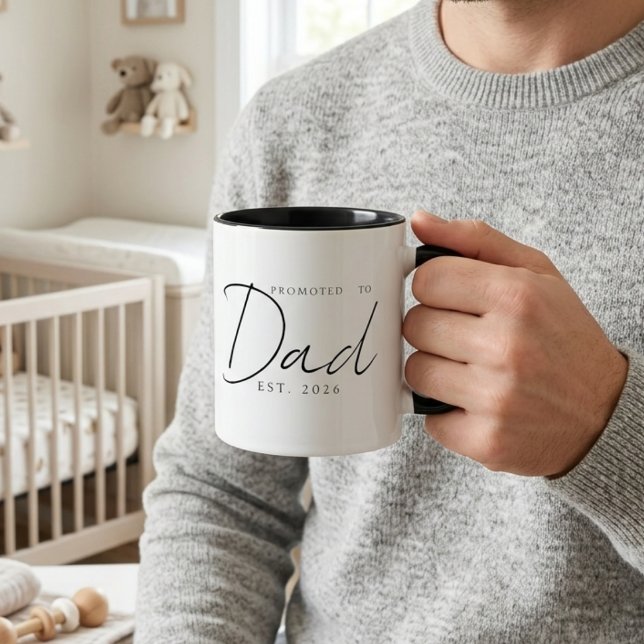 Uppflyttad Till Pappa Elegant EST År Skript Design Mugg (Skapare uppladdad)