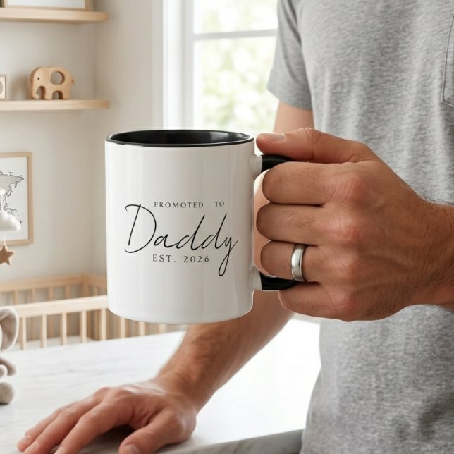 Uppflyttad Till Pappa Elegant EST År Skript Design Mugg (Skapare uppladdad)