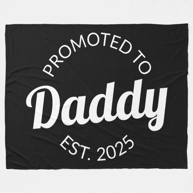 Uppflyttad till pappa Est. 2025 I Fleecefilt (Framsidan (Horisontell))