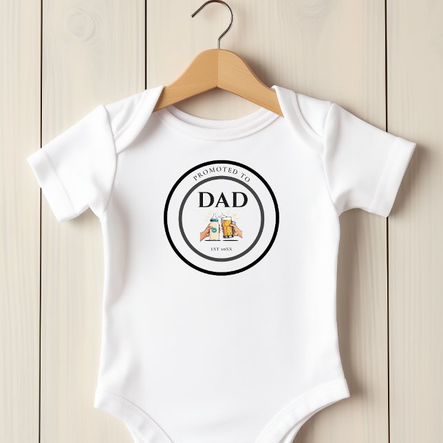 Uppflyttad till Pappa Est 2026 Baby Bodysuit T Shirt (Skapare uppladdad)
