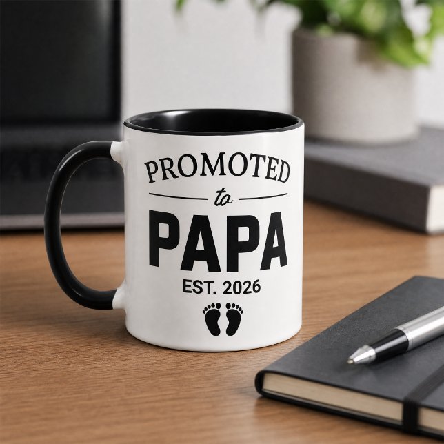 Uppflyttad till Pappa Est. 2026 Graviditetsannonse Mugg (Skapare uppladdad)